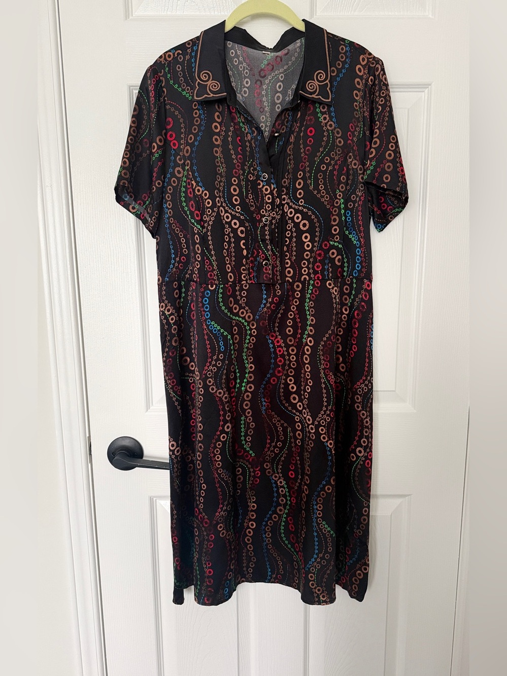 Black Short-Sleeve 90% Silk Midi Dress with Multicolor Chain Dot Print